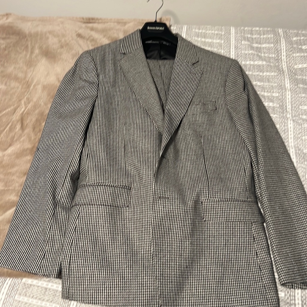 Bana Republic Tailored Fit Black/White Suit